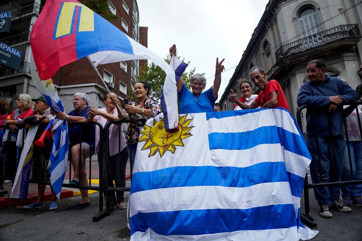 Banderas de Uruguay y del Frente Amplio en el centro de Montevideo, para celebrar la asunción de Yamandú Orsi. Foto: REUTERS  