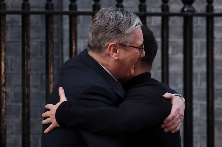 Starmer y Zelenski se fundieron en un cálido abrazo al encontrarse este sábado. Foto: Reuters/Toby Melville.