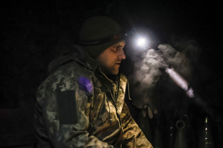 Un militar ucraniano sentado en un refugio en su posición en la línea del frente cerca de Donetsk, Ucrania, lunes 3 de marzo de 2025. (AP Photo/Roman Chop)