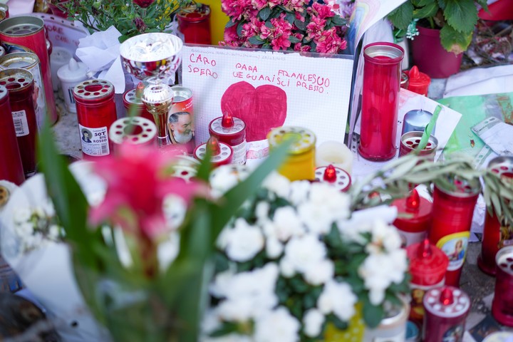 Flores, velas y mensajes para el Papa en las puertas del hospital Gemelli. Foto: AP