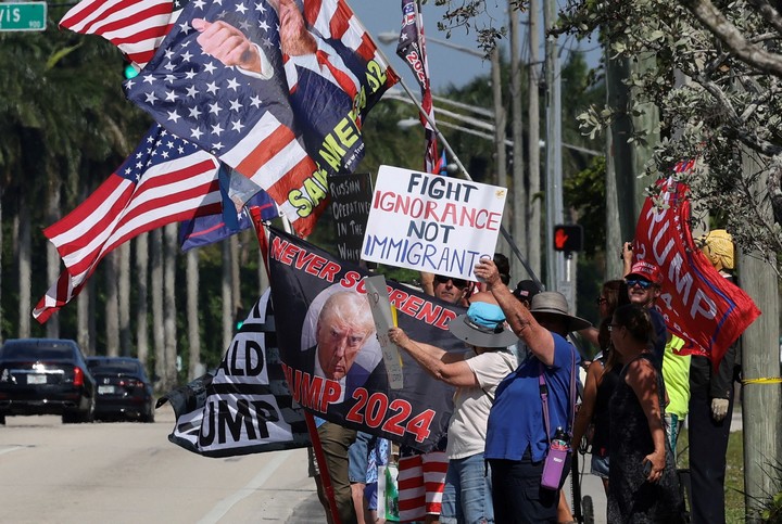 Seguidores de Trump y opositores se manifiestan en las puertas del Trump International Golf Club. Foto: Reuters