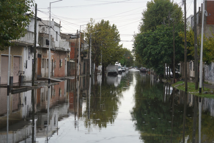 Avellaneda inundada tras la lluvia que comenzó este domingo. Foto:  Guillermo Rodríguez Adami 