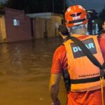 calles anegadas y el rescate de un adolescente que era arrastrado por la corriente