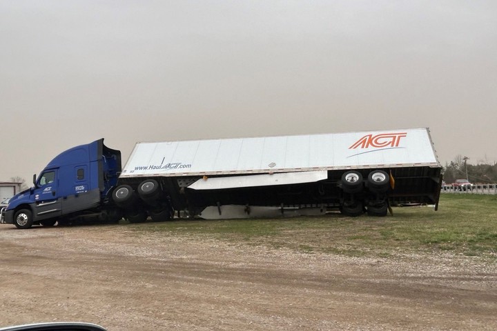 El viento y la tormenta de polvo dejó autos volcados y múltiples accidentes en Missouri y otros estados de EE.UU. Foto EFE 