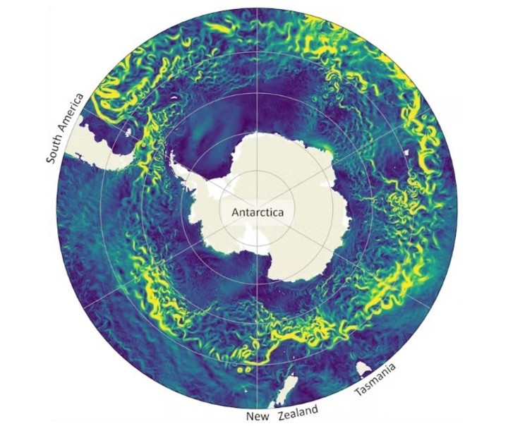 La Corriente Circumpolar Antártica mantiene a la Antártida aislada del resto del océano global y conecta los océanos Atlántico, Pacífico e Índico.   Captura  Environmental Research Letters., CC BY