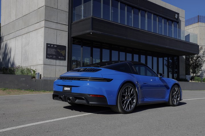 El Porsche 911 GTS viene con carrocerías Coupé, Cabriolet y Targa (foto).