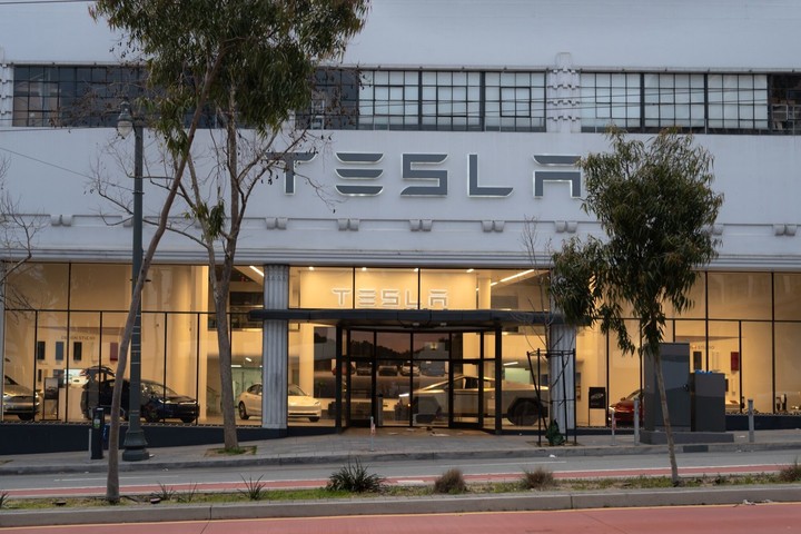 Un concesionario de Tesla en San Francisco, California, EE. UU., el lunes 24 de febrero de 2025. Foto Bloomberg