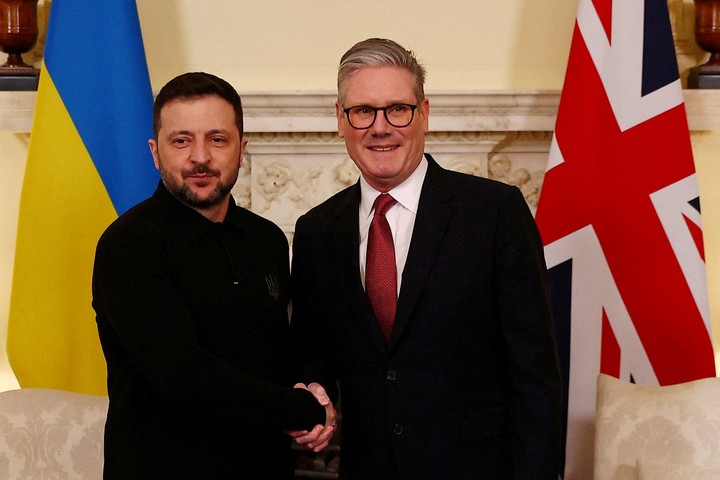 Keir Starmer, premier británico, recibió al presidente de Ucrania, Volodimir Zelenski. Foto Peter Nicholls / Reuters