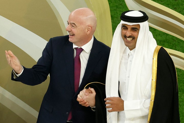 Infantino quiere agrandar el show. Aquí, con el emir de Qatar, Sheikh Tamim bin Hamad al-Thani.
Foto: AFP