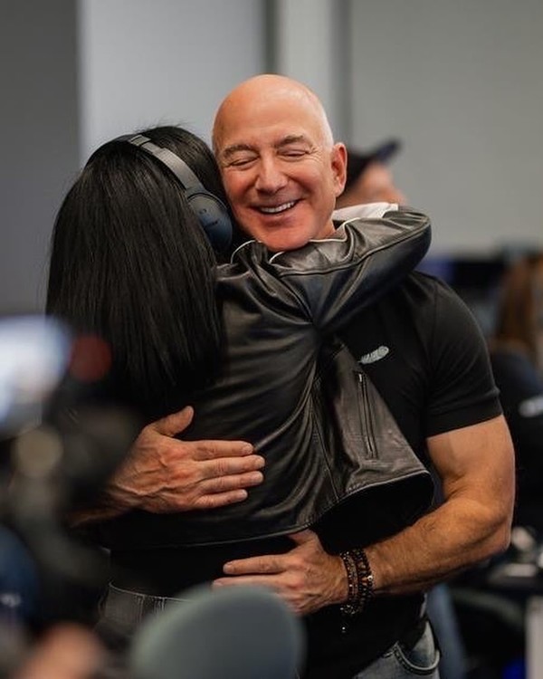 Jeff Bezos y Lauren Sánchez durante una de las pruebas del cohete en el que ella viajará. (Fotos: Instagram @laurenwsanchez)