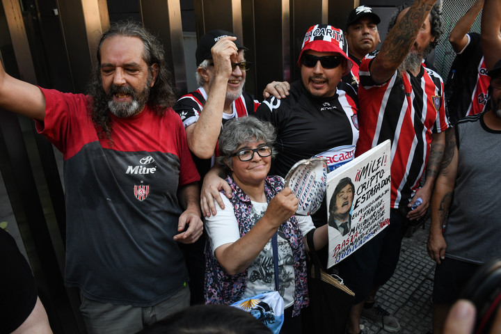 Protesta de jubilados en congreso con apoyo hinchas Chacarita. Foto: Santiago Garcia Díaz 