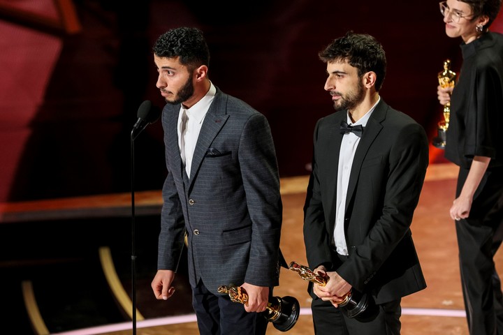 Basel Adra (izq.) y Yuval Abraham (der) en la noche de los Oscar. Foto: EFE