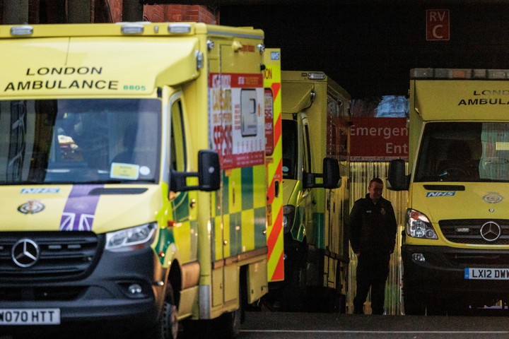 Ambulancias del sistema de emergencia de salud, en Londres. Foto: EFE