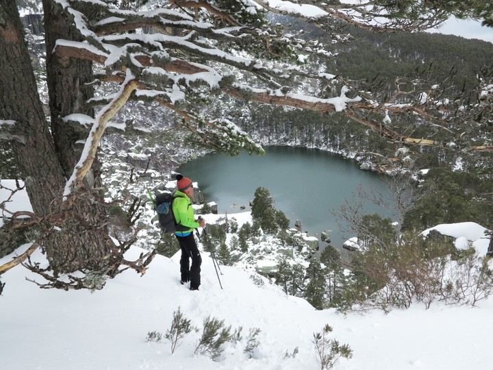 La vista de la Laguna Negra de Urbión, durante el invierno.