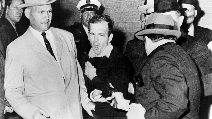 El momento en que Jack Ruby dispara contra el acusado de matar a Kennedy, Lee H. Oswald.