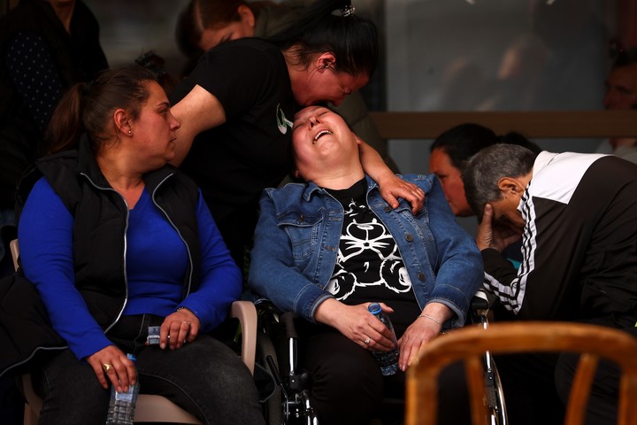 Una mujer llora en la ciudad de Kocani, en Macedonia del Norte, por el trágico incendio que dejó 59 muertos. Foto: AP