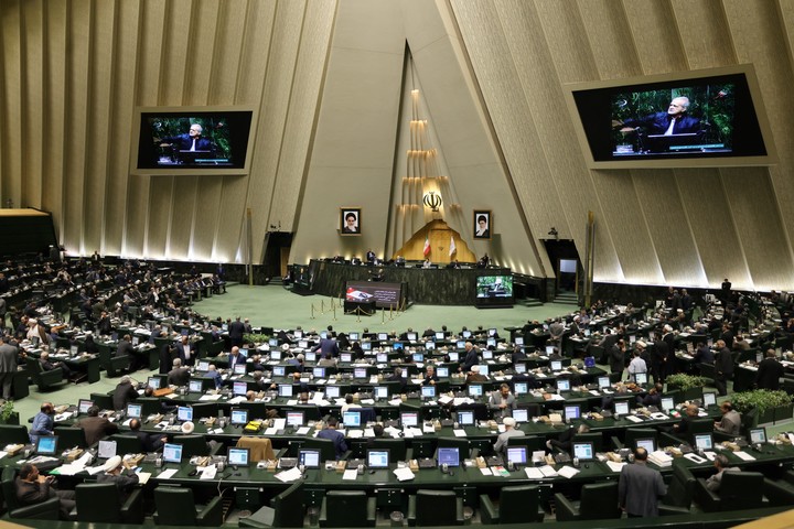 El Parlamento de Irán destituyó a ministro de Economía. Foto EFE