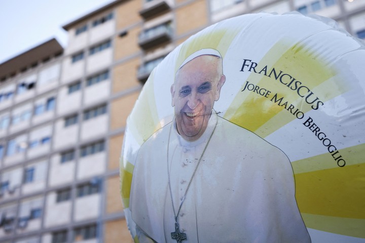 Un globo con la imagen del papa Francisco, frente al hospital donde está internado el Sumo Pontífice. Foto Reuters