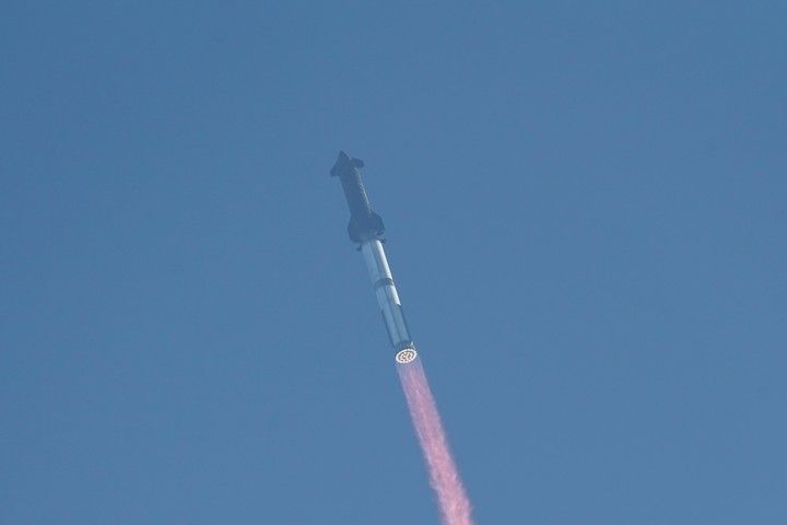 Uno de los anteriores despegues de la Starship, llevado a cabo el 19 de noviembre de 2024. Foto: REUTERS/Gabriel V. Cardenas.