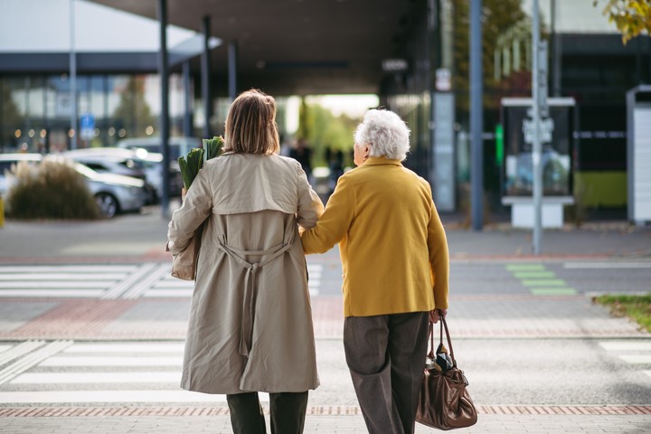 El cuidador sufre un desgaste físico y emocional. Foto Shutterstock.