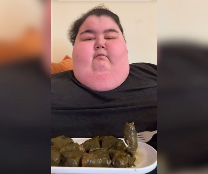 El influencer, durante la filmación de su último video de TikTok sobre comida, del 15 de octubre de 2024. Foto: captura/TikTok @efecankultur.