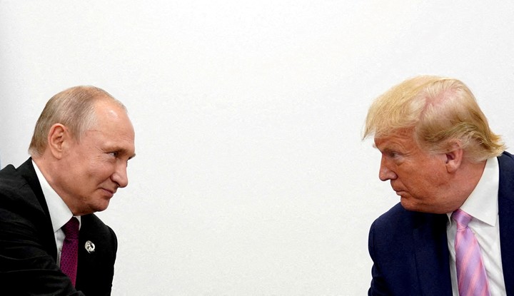 El presidente de Estados Unidos, Donald Trump, y el presidente ruso, Vladimir Putin, sostienen una reunión bilateral en la cumbre de líderes del G20 en Osaka, Japón, el 28 de junio de 2019. Foto Reuters