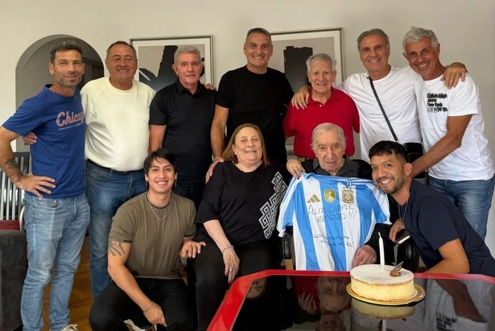 La foto del festejo de cumpleaños número 87 de Carlos Salvador Bilardo junto a los integrantes del plantel campeón del mundo en México 1986.