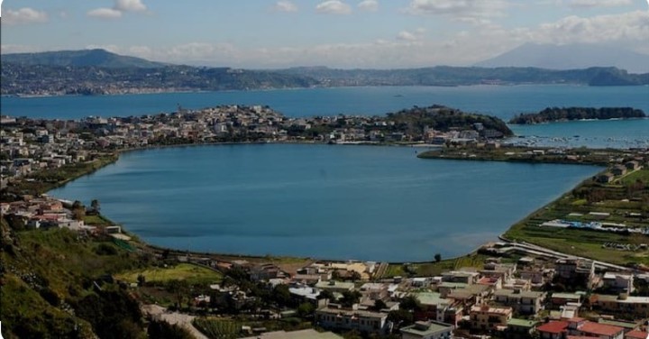 El lago donde estaba sumergida la villa (Instagram).