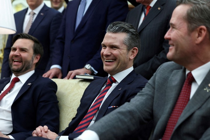 Pete Hegseth, JD Vance y Mike Waltz . Foto: Reuters