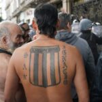 fuerte tensión y cruces de los barrabravas con la policía en el inicio de la protesta frente al Congreso