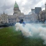 hay más de 150 detenidos tras los cruces con la Policía