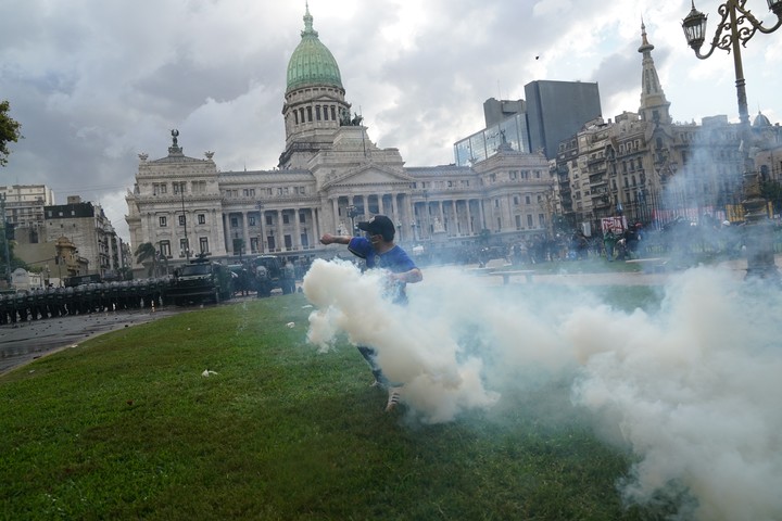 El Congreso, de fondo, en medio de los enfrentamientos entre policías y manifestantes. Foto: Emmanuel Fernández.