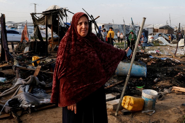 Los bombardeos, dirigidos a numerosos puntos del enclave, impactaron, entre otros, escuelas que albergaban refugiados y zonas humanitarias. REUTERS/Hatem Khaled