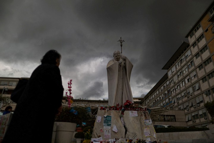 Flores y mensajes para Francisco en la puerta del hospital. Foto: Reuters