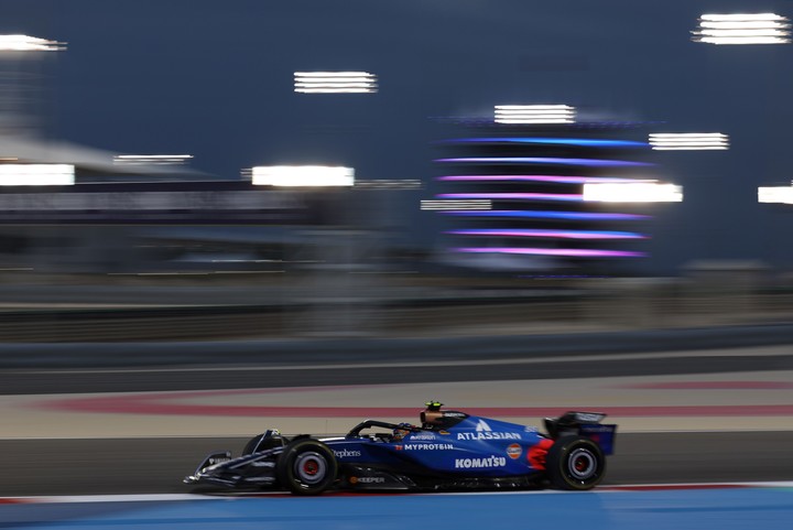 El piloto español Carlos Sainz Jr (Williams), en acción durante los entrenamientos de pretemporada de Fórmula Uno en el circuito de Bahrain en Sakhir, Bahrein. EFE/ALI HAIDER