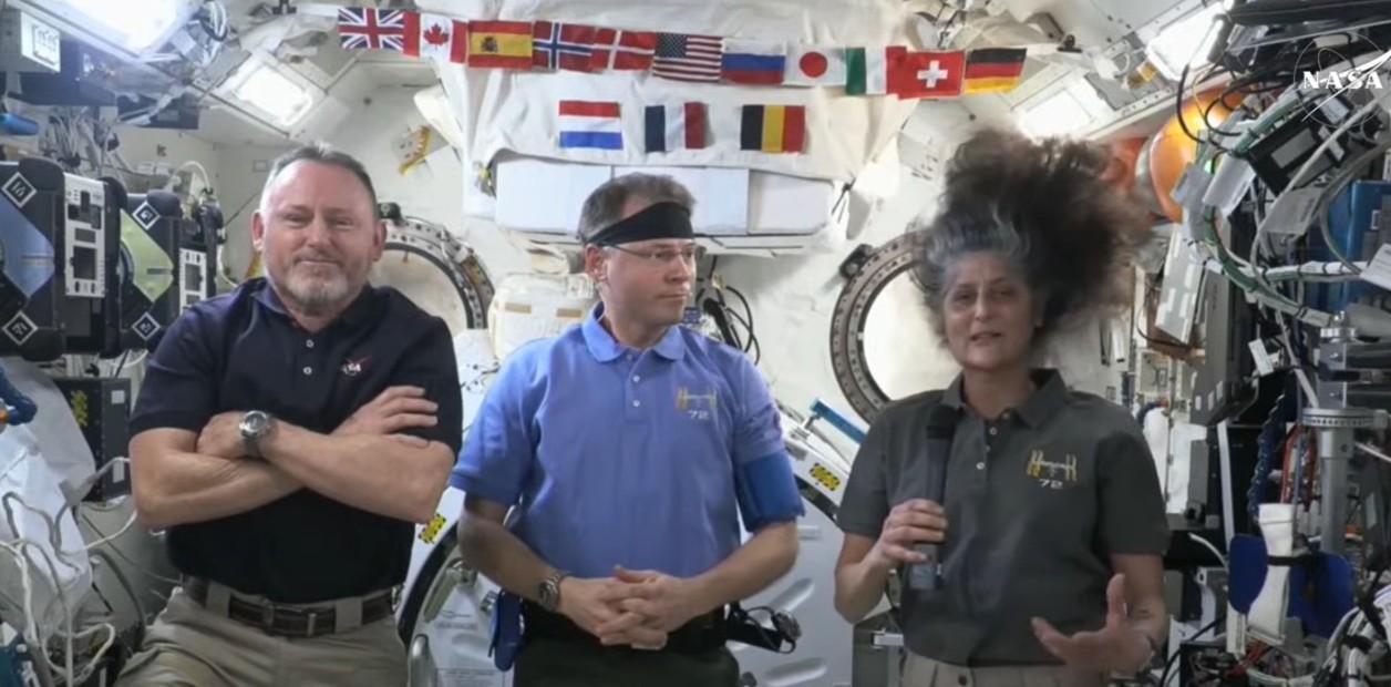 Butch Wilmore (I), Nick Hague (M) y Suni Williams (D) están varados en la Estación Espacial Internacional. Foto: captura YouTube.