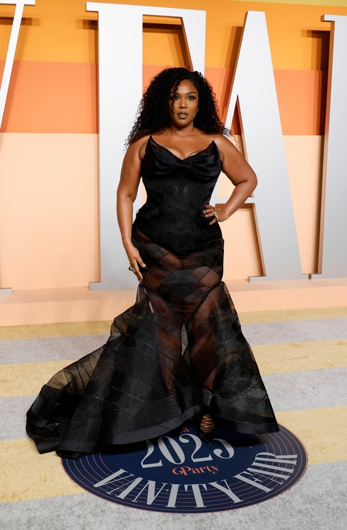 Lizzo sorprendió con un vestido ajustado al cuerpo y aseguró sentirse mejor que nunca. Foto: REUTERS/Danny Moloshok