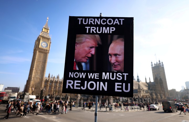 Un manifestante pro-Ucrania sostiene una pancarta Trump-Putin frente al Parlamento británico en Londres, 5 de marzo de 2025. 
Foto: EFE/EPA/ANDY RAIN