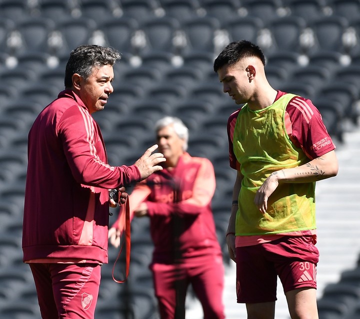 Marcelo Gallardo dialoga con Franco Mastantuono.