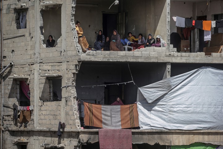 Palestinos viven en casas destruidas, en Gaza. Foto: EFE