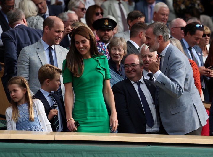 El príncipe William, Kate Middleton y sus hijos, junto a Felipe de Borbón. Foto: EFE/EPA/NEIL HALL. 