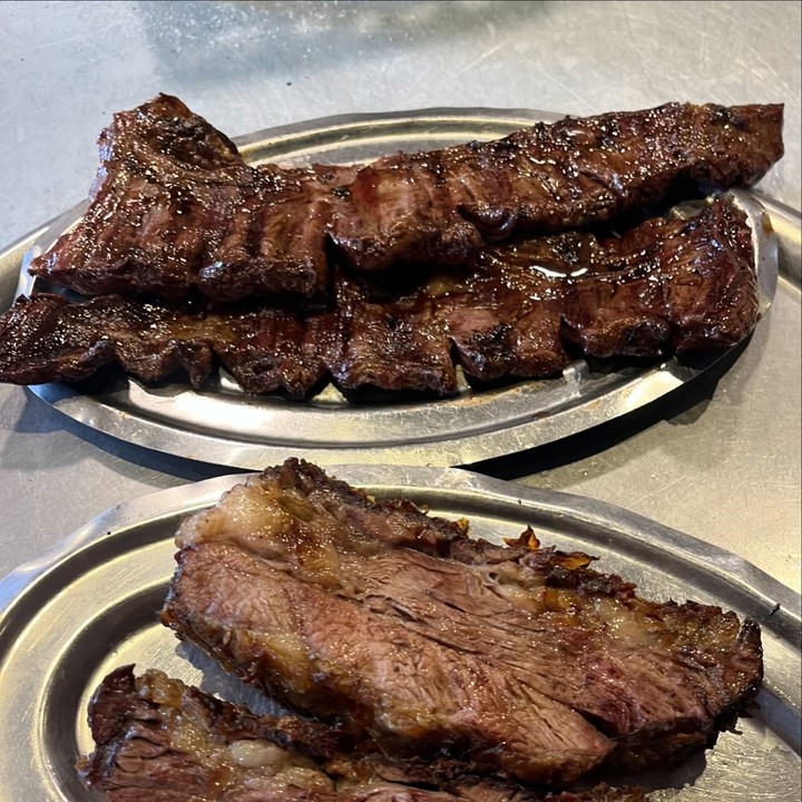 La estrella es, sin dudas, la parrillada, servida en un brasero. Foto: Instagram @parrilla_condor.