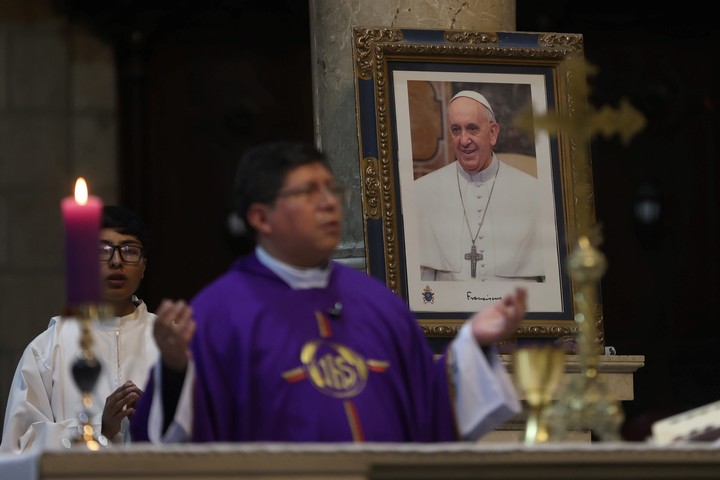 Un sacerdote oficia un misa junto a una imagen del Papa Francisco durante el tradicional Miércoles de Ceniza,  en La Paz. Foto: EFE