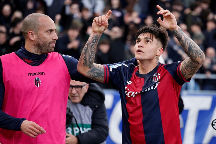 BOLOGNA (Italy), 16/03/2025.- Bologna's Santiago Castro jubilates with his teammate Lorenzo De Silvestri after scoring during the Italian Serie A soccer match Bologna FC vs SS Lazio at Renato Dall'Ara stadium in Bologna, Italy, 16 March 2025. (Italia) EFE/EPA/SERENA CAMPANINI