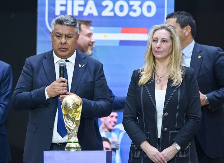 Chiqui Tapia y Karina Milei en Asunción en el marco del Congreso de FIFA.