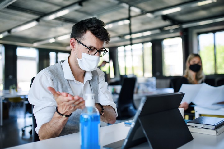 La pandemia marcó un antes y un después en el trabajo presencial y modificó sistemas de funcionamiento. Foto: Shutterstock