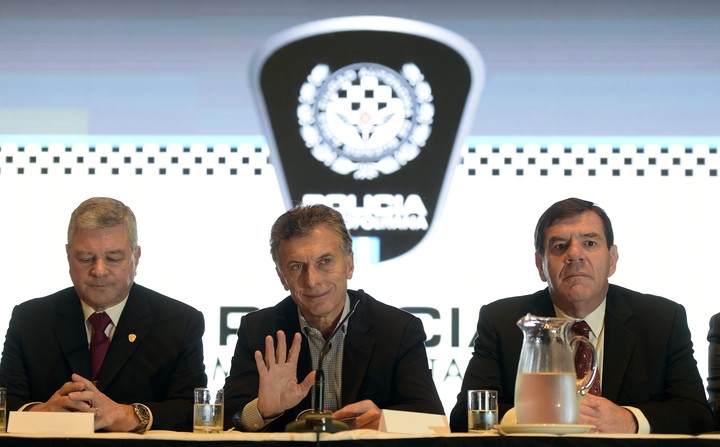 Giménez, Macri y Burzco, ex ministro de Justicia porteño, en el 7° aniversario de la Metropolitana. Foto Archivo / AFP 