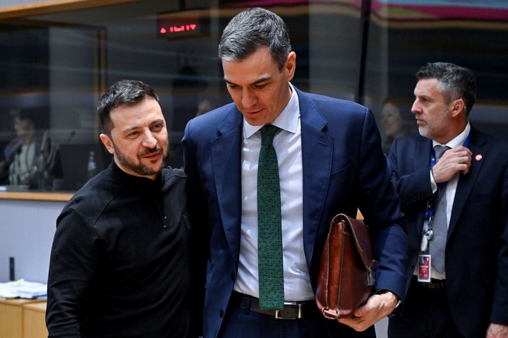 Sánchez conversa con Volodimir Zelensky en el Consejo Europeo. Foto: EFE