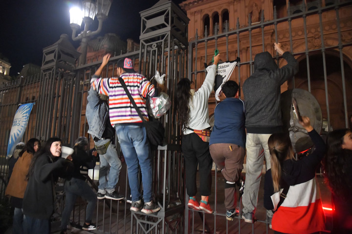 Manifestantes colgados de las rejas de Casa Rosada: Foto: Enrique García Medina