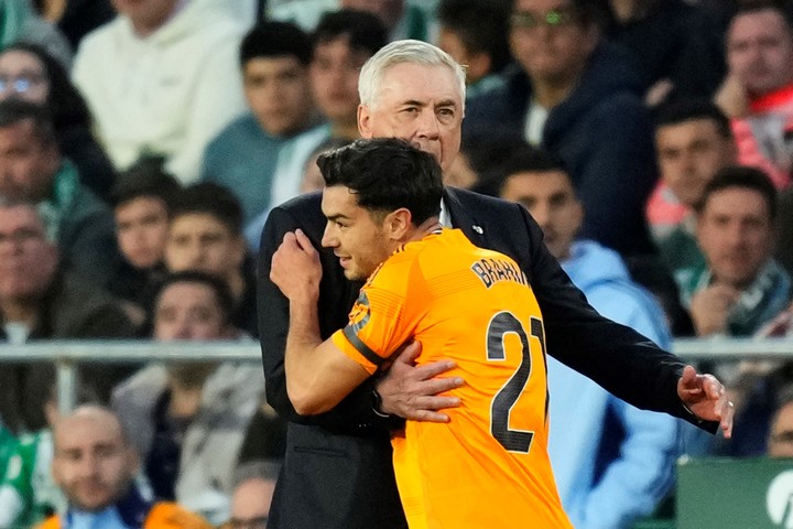 Ancelotti celebra con Brahim Diaz. Foto: AP / Jose Breton